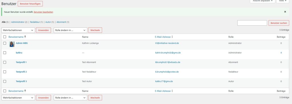 Im Backend sind fünf Benutzerrollen abgebildet: 2 Admins, 1 Redakteur, 1 Abonnent und 1 Autor.